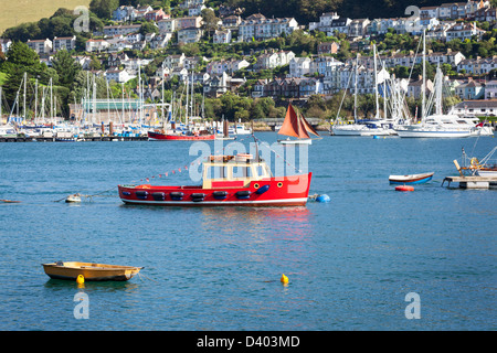 Boote auf dem Fluss Dart in Dartmouth, South Devon. Die Stadt Kingswear kann im Hintergrund zu sehen. Stockfoto