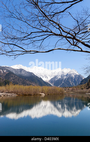 Schneebedeckten Bergkette der Hotaka spiegelt sich in Taisho Teich im Bereich Kamikochi der japanischen Alpen. Stockfoto