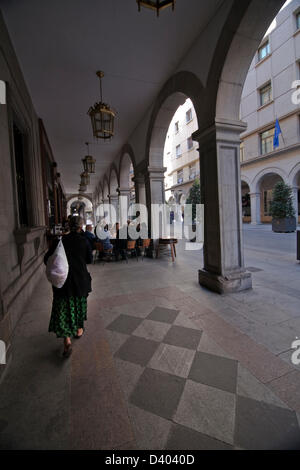 Obdachlose Fuß durch die Arkaden in der Straße von Angel Ganivet. Granada. Spanien Stockfoto