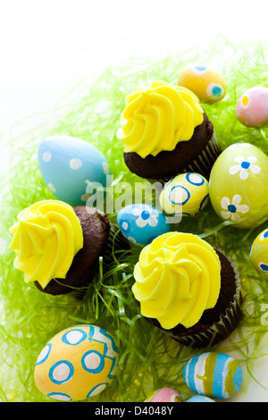 Gourmet-Cupcakes mit gelben Zuckerguss zu Ostern zubereitet. Stockfoto