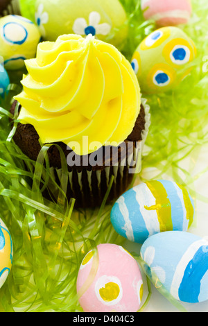 Gourmet-Cupcakes mit gelben Zuckerguss zu Ostern zubereitet. Stockfoto