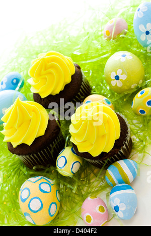 Gourmet-Cupcakes mit gelben Zuckerguss zu Ostern zubereitet. Stockfoto