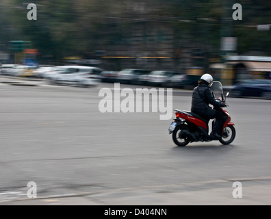 Motion Blur von Moped Roller durch Mailand Milano Lombardei Italien Europa beschleunigen. Stockfoto