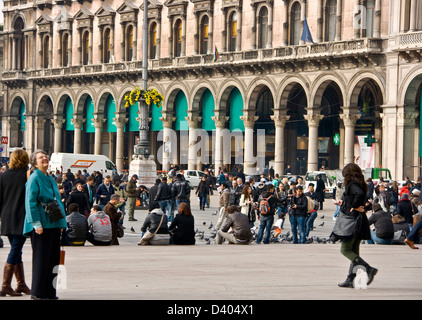 Touristen und Milanese in eleganten Piazza Duomo Mailand Lombardei Italien Europa Stockfoto