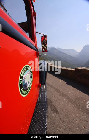 Gletscherpark rote Tourbus auf Going-to-the-Sun Road im Glacier National Park, Montana Stockfoto