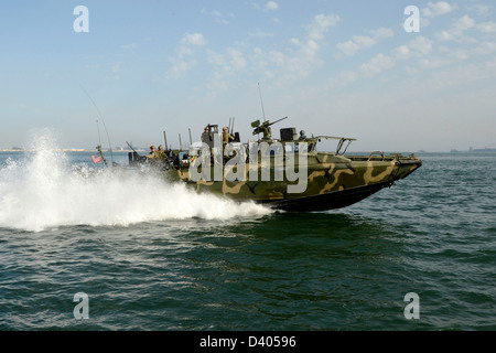 U.S. Navy SEALS Operationen Patrouille 23. Februar 2013 in den Hafen von Bahrain. Stockfoto