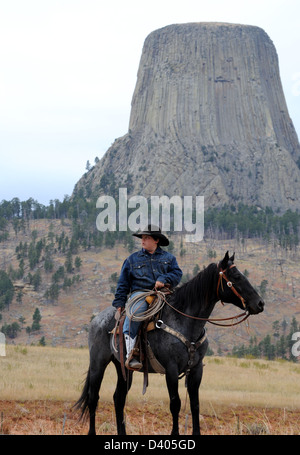 Devils Tower, Bear Lodge mit Cowboy in den Black Hills in der Nähe von Hulett Wyoming, Ingneous Eindringen von Laccolith in den Black Hills, Stockfoto