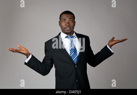 Ausdrucksstarker afrikanische amerikanischer Geschäftsmann sucht verwirrt und überrascht. Stockfoto