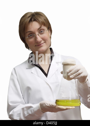 Weibliche Laborantin mit konischen Kolben mit gelben flüssige Lösung Stockfoto