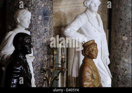 27. Februar 2013 wurde - Washington, District Of Columbia, USA - A Statue zu Ehren der verstorbenen Bürgerrechtlers Rosa Parks auf dem US-Kapitol am Mittwoch vorgestellt. (Bild Kredit: Pete Marovich/ZUMAPRESS.com ©) Stockfoto
