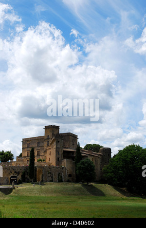 Alte Burg und Hügel-Landschaft in Lourmarin Dorf, Departement Vaucluse, Provence, Frankreich Stockfoto