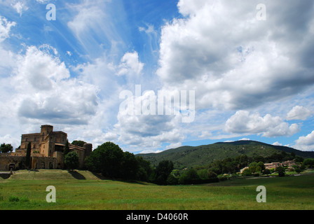 Alte Burg und Hügel-Landschaft in Lourmarin Dorf, Departement Vaucluse, Provence, Frankreich Stockfoto