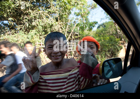 Zwei freche jungen spähte durch ein Autofenster auf einem Festival in Burma zu gewinnen Sein Taw Ya Kloster Mawlamyine (Moulmein) Stockfoto