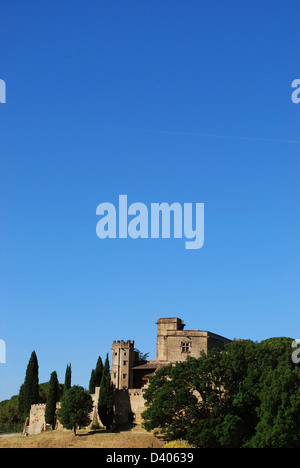 Alte Burg und Hügel-Landschaft in Lourmarin Dorf, Departement Vaucluse, Provence, Frankreich Stockfoto