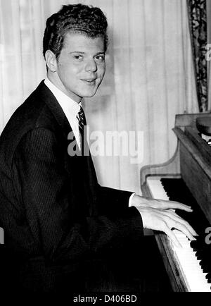 27. Februar 2013. ARCHIV-BILD.  VAN CLIBURN, die international gefeierte Pianistin deren Triumph bei einem 1958 Moskau Wettbewerb half des Kalten Krieges zu tauen und startete eine spektakuläre Karriere, die ihn gemacht die seltenen klassischen Musiker, Rockstar Status genießen starb am Mittwoch in Fort Worth, Texas nach einem Kampf mit Knochenkrebs. Er war 78. Cliburn starb in seinem Haus in Fort Worth, umgeben von lieben. Bild: Van Cliburn spielt Klavier im undatierten Foto. Kredit Bild: Kredit-: Kugel-Photos/ZUMAPRESS.com/Alamy Live-Nachrichten Stockfoto