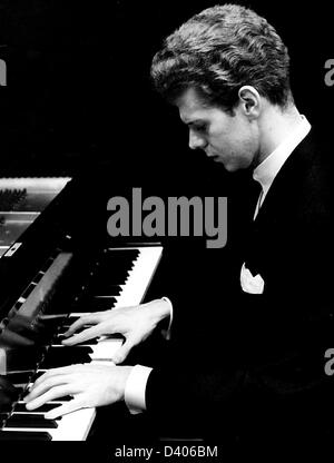 27. Februar 2013. ARCHIV-BILD.  VAN CLIBURN, die international gefeierte Pianistin deren Triumph bei einem 1958 Moskau Wettbewerb half des Kalten Krieges zu tauen und startete eine spektakuläre Karriere, die ihn gemacht die seltenen klassischen Musiker, Rockstar Status genießen starb am Mittwoch in Fort Worth, Texas nach einem Kampf mit Knochenkrebs. Er war 78. Cliburn starb in seinem Haus in Fort Worth, umgeben von lieben. Bild: Van Cliburn sitzt am Klavier in undatierten Foto. Kredit Bild: Kredit-: Kugel-Photos/ZUMAPRESS.com/Alamy Live-Nachrichten Stockfoto