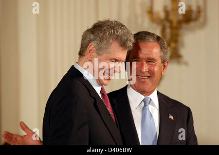 27. Februar 2013. ARCHIV-BILD. VAN CLIBURN, die international gefeierte Pianistin deren Triumph bei einem 1958 Moskau Wettbewerb half des Kalten Krieges zu tauen und startete eine spektakuläre Karriere, die ihn gemacht die seltenen klassischen Musiker, Rockstar Status genießen starb am Mittwoch in Fort Worth, Texas nach einem Kampf mit Knochenkrebs. Er war 78. Cliburn starb in seinem Haus, umgeben von lieben. Im Bild: 23. Juli 2003. Washington, DC. Präsident Bush präsentiert die Presidential Medal Of Freedom, die landesweit höchste zivile Auszeichnung zum internationalen Champion Pianist Van Cliburn. Kredit: Kredit: ZUMAPRESS/Alamy Live Stockfoto