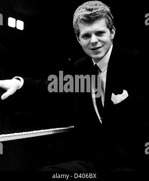 27. Februar 2013. ARCHIV-BILD.  VAN CLIBURN, die international gefeierte Pianistin deren Triumph bei einem 1958 Moskau Wettbewerb half des Kalten Krieges zu tauen und startete eine spektakuläre Karriere, die ihn gemacht die seltenen klassischen Musiker, Rockstar Status genießen starb am Mittwoch in Fort Worth, Texas nach einem Kampf mit Knochenkrebs. Er war 78. Cliburn starb in seinem Haus in Fort Worth, umgeben von lieben. Bild: Van Cliburn sitzt am Klavier in undatierten Foto. Kredit Bild: Kredit-: Kugel-Photos/ZUMAPRESS.com/Alamy Live-Nachrichten Stockfoto