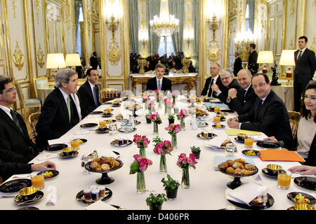 UNS Außenminister John Kerry ein Arbeitsfrühstück mit Präsident Francois Hollande im Elysee-Palast 27. Februar 2013 in Paris, Frankreich besucht. Kerry ist auf einer 11-tägigen Reise, seine erste als Staatssekretär stoppen in London, Berlin, Paris, Rom, Ankara, Kairo, Riad, Abu Dhabi und Doha. Stockfoto