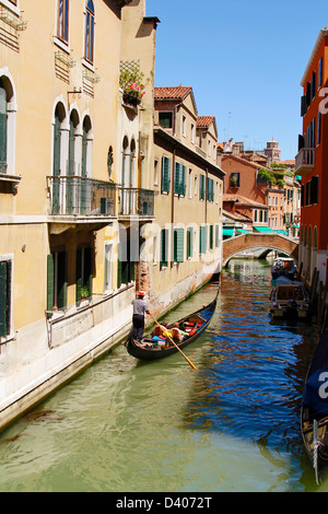 Gondoliere in seine Gondel auf dem Canal irgendwo in Venedig, Italien Stockfoto