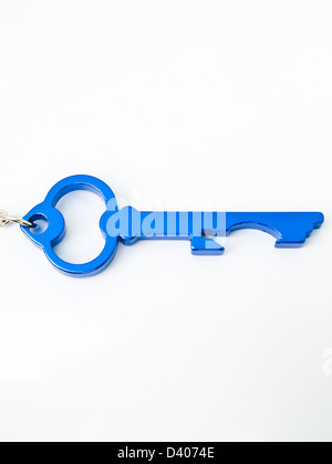 Eine blaue Edelstahl Schlüssel Schlüsselbund isoliert auf weißem Hintergrund Stockfoto