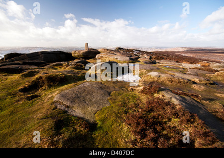 Trigonometrischen Punkt auf Stanage Edge im Peak District National Park, befindet sich in der Nähe von Cowper Stein. Stockfoto