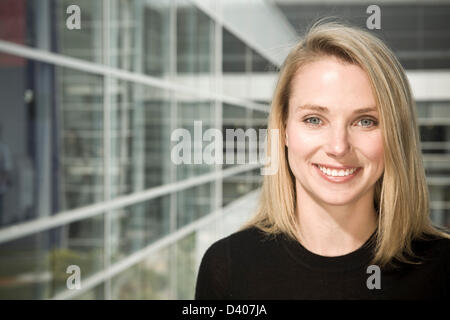 Foto - Yahoo CEO Marissa Mayer verschiebt, Telearbeit für 13.000 Mitarbeiter des Unternehmens Anfang dieser Woche zu verbieten. Bild: 7. Juli 2008 - Mountain View, Kalifornien, USA - MARISSA MAYER, Googles VP of Search und Benutzeroberflächen auf dem Google-Campus. Mayer war die erste Frau, die von Google, im Jahr 1999 eingestellt und die ersten 20 Mitarbeiter. (Kredit-Bild: © Martin Klimek/ZUMAPRESS.com) Stockfoto