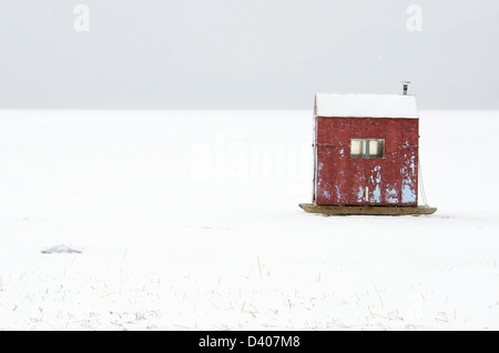 Roten Eis Fischerhütte in einem Schneesturm, Eagle Lake, Acadia National Park, Maine. Stockfoto