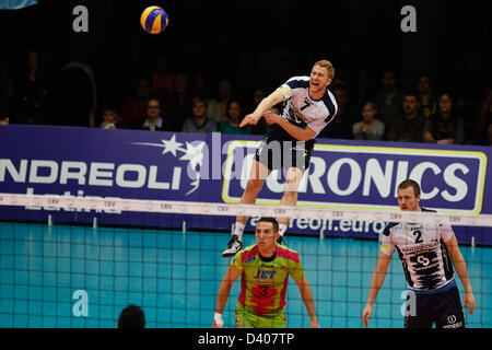 Latina, Italien. 27. Februar 2013.  Jarosz Jakub Wladyslaw während der CEV Volleyball Cup Finale 1. Etappe zwischen Andreoli Latina und Halkbank Ankara von der Palabianchini Hall in Latina dienen. Bildnachweis: Aktion Plus Sportbilder / Alamy Live News Stockfoto