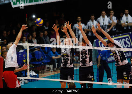 Latina, Italien. 27. Februar 2013.  PRIDDY William in Zerschlagung Action während der CEV Volleyball Cup Finale 1. Etappe zwischen Andreoli Latina und Halkbank Ankara von der Palabianchini Hall in Latina. Bildnachweis: Aktion Plus Sportbilder / Alamy Live News Stockfoto