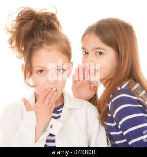 Kinder Flüstern Geheimnisse schockierende Geheimnisse Skandal und Klatsch Stockfoto