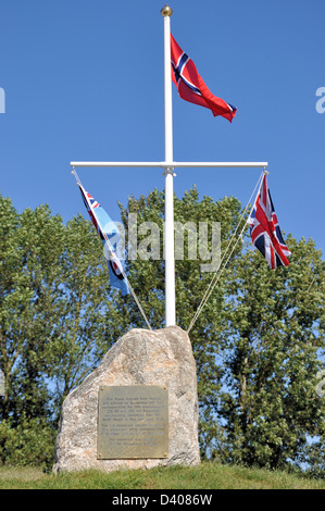 Ein Denkmal für die norwegischen Piloten, die während der Schlacht um Großbritannien in Spitfire im Zweiten Weltkrieg von der RAF North Weald flogen. Flags Stockfoto