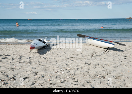 Surf Ski liegen am Strand bei Surfern Planschbecken im Hintergrund an einem Tag mit kleinen Surf Mount Maunganui, Neuseeland. Stockfoto