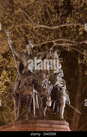 Diese Bronzestatue von Karl der große, auch bekannt als Karl der große, befindet sich vor der Kathedrale Notre Dame in Paris. Beleuchtet bei Nacht. Frankreich. Stockfoto