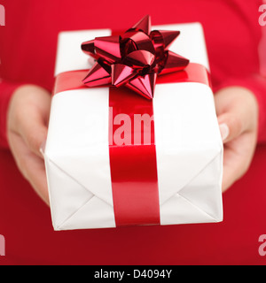 Nahaufnahme von Frauenhand holding verpackt Geschenk zum Valentinstag Stockfoto