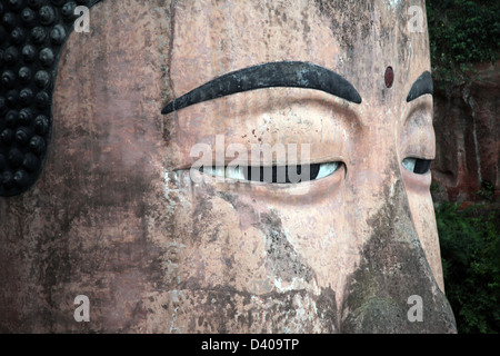 Es ist ein Foto von der größte Buddha-Statue in der Welt - 71 Meter. Leshan, Sichuan Provinz, China. Stockfoto