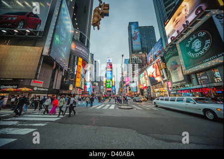 Eine Limousine bringt eine Abendfahrt über den New Yorker Times Square. Stockfoto