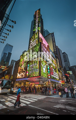 Touristen nehmen die Sehenswürdigkeiten und die Lichter des Times Square New York City Stockfoto