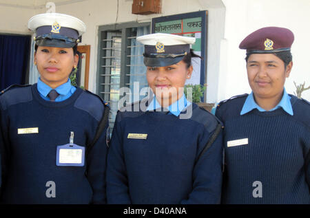 Polizisten Thapa (L-R), Shanta Chettri Uand Manmaya Bhujel stehen vor der Polizeistation in Pokhara, Nepal, 8. Februar 2013. Polizistinnen sind immer noch eine Ausnahme in Nepal. Die Stadt Pokhara, Elche ist Popuklar mit Touristen, hat jedoch eine Polizeistation, die ausschließlich von Frauen besetzt. Foto: Pratibha Tuladhar Stockfoto