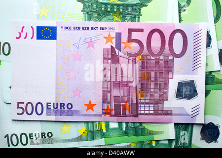 500 Euro-Banknote, moderne Architektur und Brücke und 100 Euro Banknktes als Hintergrund Stockfoto