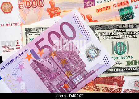 500 Euro-Banknote, 100-Dollar-Banknote und 5000 Rubel Banknoten im Hintergrund Stockfoto