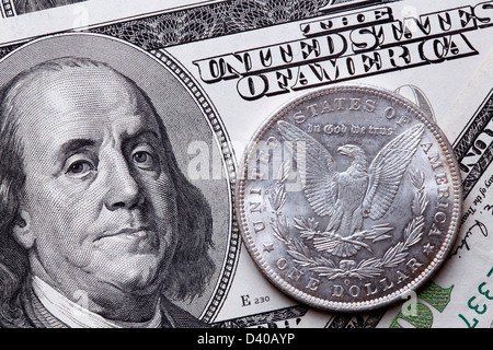 100-Dollar-Banknote, Benjamin Franklin, USA (2006) und Morgan Dollar Silbermünze, USA (1885) Stockfoto