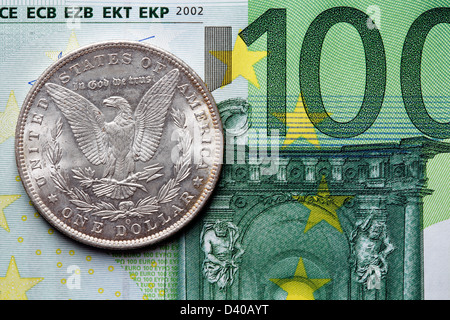 100 Euro-Banknote (2002) und Morgan Dollar Silbermünze, USA (1885) Stockfoto