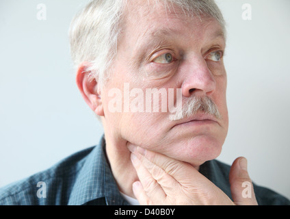 älterer Mann mit einer Wunde Kehle oder Nacken Stockfoto