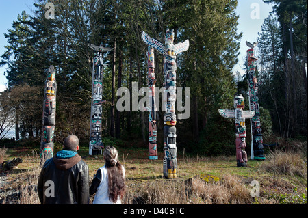 Paar auf der Suche an Totempfähle im Stanley Park. Stockfoto