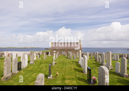 Kleine Kirche St. Margaret's Kirk ist jetzt mit Grabsteine auf dem Friedhof an der Küste bei Sandness, Shetlandinseln, Schottland, UK stillgelegten Stockfoto