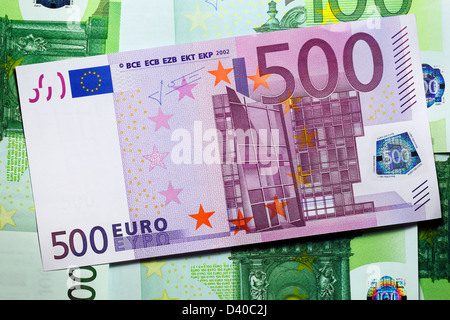 500 Euro-Banknote und 100 Euro-Banknoten als Hintergrund Stockfoto