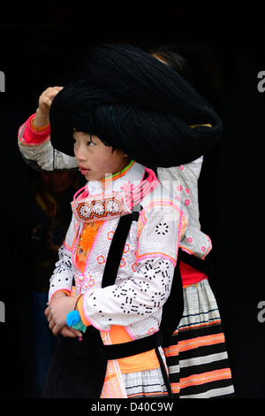 Ein langes Horn Miao-Teenager-Mädchen immer bereit für das Tiao Hua-Festival in Guizhou. Stockfoto