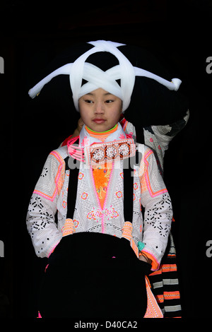 Long Horn Miao Mädchen im Teenageralter immer bereit für das Tiao Hua-Festival in Guizhou. Stockfoto