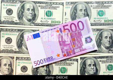 500 Euro-Banknote und und 100-Dollar-Banknoten als Hintergrund Stockfoto